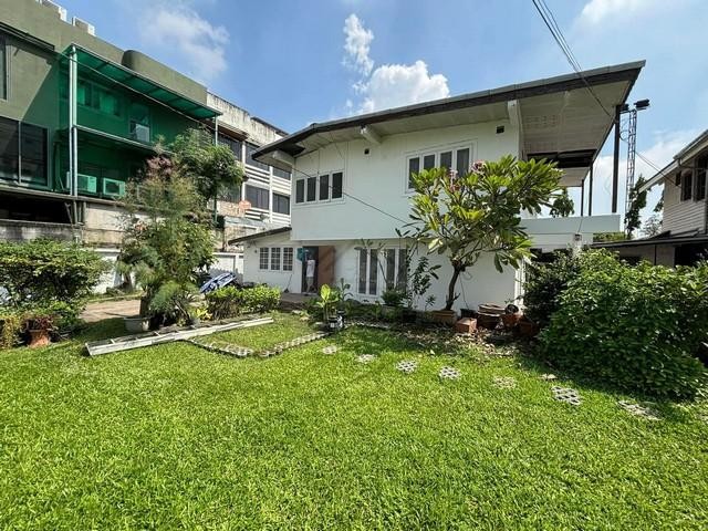 ให้เช่าบ้านเดี่ยว 2 ชั้น 150 ตร.วา เอกมัย 28 สุขุมวิท 63 เหมาะรีโนเวททำธุรกิจ อาทิ Home Office, Clinic, Wellness, Spa, ร้านกาแฟ, Workshop, โยคะในสวน, ทำ air bnbติดต่อ:: ชยา โทร/ID Line:: 0942823961Link Line:: https://line.me/ti/p/3xFA1An8Kcรหัส# T26-826บ้านเดี่ยว 2 ชั้น ซอยเอกมัย 28 สุขุมวิท 63 เหมาะรีโนเวททำธุรกิจ• เนื้อที่ 150 ตารางวา(ที่ทั้งแปลง 280 ตรว. หากต้องการพื้นที่เพิ่มเติม พูดคุยกันได้)• พื้นที่ใช้สอยในบ้านประมาณ 250 ตรม.• 3 ห้องนอน 3 ห้องน้ำ• 1 ห้องค