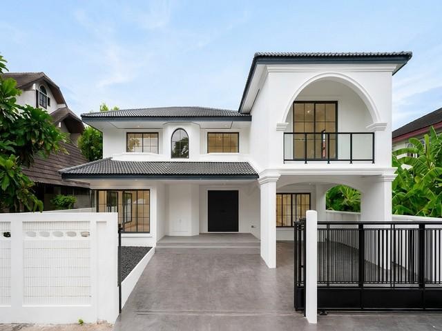 ขายบ้านเดี่ยวหรู 2 ชั้น 80 ตรว 4 ห้องนอน บางนาตราด ซอย 12 รีโนเวทใหม่ทั้งหลัง ใกล้ Central บางนาติดต่อ:: ชยา โทร/ID Line:: 0942823961Link Line:: https://line.me/ti/p/3xFA1An8Kcรหัส# T26-817บ้านเดี่ยวหรู 2 ชั้น บางนาตราด ซอย 12 รีโนเวทใหม่ทั้งหลัง ใกล้ Central บางนา• บนที่ดิน 80 ตร.วา• พื้นที่ใช้สอย 280 ตร.ม.• 4 ห้องนอน• 4 ห้องน้ำ• 2 ห้องนั่งเล่น 1 ห้องครัว• 4 ที่จอดรถ• บ้านหรูรีโนเวทใหม่ หลังใหญ่ พร้อมอยู่• ย่านบางนา เข้าเมืองสะดวก ใก