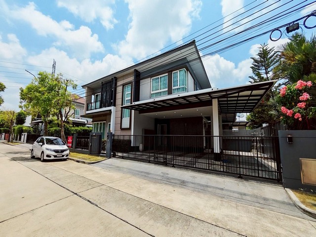 ขายบ้านเดี่ยว 2 ชั้น 100 ตรว. โครงการลัดดารมย์ บางนา กม.7 Type ใหญ่สุดของโครงการ ใกล้เมกะบางนา *** ราคาเช่า 150,000 บาท/เดือน  *** ราคาขาย 28 ล้านบาท ติดต่อ:: ชยา โทร/ID Line:: 0942823961   Link Line:: https://line.me/ti/p/3xFA1An8Kcรหัส# T26-805บ้านเดี่ยว 2 ชั้น โครงการลัดดารมณ์ บางนา กม.7 Type ใหญ่สุดของโครงการ ใกล้เมกะบางนา • เนื้อที่ 100 ตรว• พื้นที่ใช้สอย 338 ตรม• 4 ห้องนอน• 4 ห้องน้ำ• 1 ห้องแม่บ้านพร้อมห้องน้ำ• จอดรถได้ 4 คัน• หน้าบ้านห