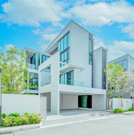 บ้านเดี่ยวหรู 3 ชั้น พร้อมลิฟต์ส่วนตัว 4 นอน 5 น้ำ ขนาดที่ดิน 80 ตร.ว.พื้นที่ใช้สอย 421 ตร.ม. 249,999 B-M.ใกล้ม.นานาชาติแสตมฟอร์ด 900 ม. และรร.นานาชาติเวลลิงตัน ทำเลศักยภาพกรุงเทพกรีฑา เหมาะสำหรับอยู่อาศัย ครอบครัวใหญ่  ที่ต้องการความสะดวกสบาย และเป็นส่วนตัว ระดับพรีเมียม ใกล้ตลาดพัฒนาการ 2 กม.แอร์พอร์ตลิงก์ และแหล่งช้อปปิ้งLuxurious 3-story detached house with private elevator 4 bed 5 bath on 80 sq.wa. of land and 421 sq.m. of usable area. Rental price 249,999 