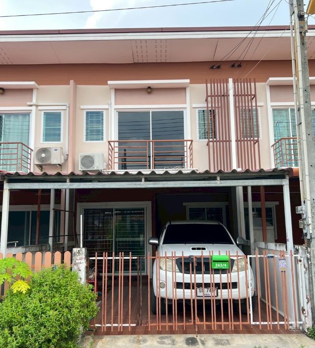 ขายทาวเฮ้าส์ 2 ชั้นพร้อมคนเช่า หมู่บ้านพาทิโอ เพลส ระยอง (Patio Place Rayong) ระยองที่ตั้ง : ตำบลเนินพระ อำเภอเมืองระยอง ระยอง 21000พิกัด : https://maps.app.goo.gl/tev65FNn7sDHL5bi7?g_st=alขนาดพื้นที่ : 22 ตารางวารายละเอียดทาวน์เฮ้าส์ 2 ชั้น สภาพดี พร้อมผู้เช่า2 ห้องนอน2 ห้องน้ำจอดรถยนต์ได้ต่อเติมพื้นที่หน้าบ้านและครัวเรียบร้อยห้องนอนใหญ่ชั้นบน พร้อมเครื่องปรับอากาศ และตู้เสื้อผ้าขนาดใหญ่จุดเด่นทรัพย์-ซ