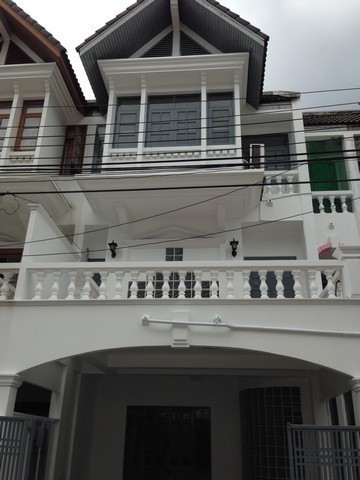 RT01987 ให้เช่าทาวน์โฮม 3.5 ชั้น  4 ห้องนอน 4 ห้องน้ำ ติดแมคโคร สาทร  ทำออฟฟิศได้ ใกล้ BTS ช่องนนทรีทาวน์โฮม ใกล้ BTS ช่องนนทรีที่ตั้ง ซอย 2  ถนนจันทน์ แขวงทุ่งวัดดอน เขตสาทร กรุงเทพมหานคร 10120ทาวน์โฮม 3.5 ชั้น 30 ตร.วา 250 ตรม . 4 ห้องนอน 4 ห้องน้ำ ใจกลางเมือง ใกล้ทางด่วนมหานคร และ ศรีรัช 10 นาที 5 นาที เดินถึงแมคโคร นราธิวาส ใกล้ สาทร สีลม ใกล้ BRT. BTS ช่องนนทรี เหมาะอยู่อาศัย หรือ ออฟฟิศ ราคาเช�