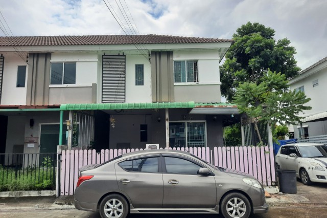 ขาย บ้านเดี่ยว/ทาวน์เฮ้าส์/คอนโด ทาวน์เฮ้าส์ 2 ชั้น หมู่บ้านพฤกษา 63-1  ถนน/ซอยถนนติวานนท์ ตำบลบางกะดี่  อำเภอเมืองปทุมธานี จังหวัดปทุมธานี  ราคา    2,050,000   บาท  (ราคาต่อรองได้)  รายละเอียดทรัพย์ -  เนื้อที่ 20.4 ตรว.  พื้นที่ใช้สอย 90.0 ตรม. -  3 ห้องนอน 2 ห้องน้ำ  -  1 ที่จอดรถ  -  บ้านหันไปทางทิศ ตะวันออกเฉียงเหนือ  พิกัดทรัพย์ : https://maps.app.goo.gl/AirBj85wmR676iWx6  สถานที่ใกล้เคียง  - บางกอก กอล์ฟ คลับ- โรงพยาบ