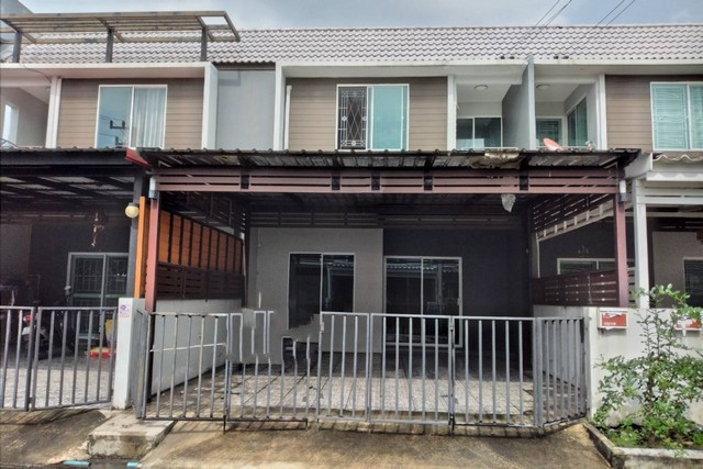 ขาย บ้านเดี่ยว/ทาวน์เฮ้าส์/คอนโด หมู่บ้านเดอะคัลเลอร์ ดอนเมือง-สรงประภา  ตำบล หลักหก อำเภอเมืองปทุมธานี ปทุมธานี  ราคา  2,450,000     บาท  (ราคาต่อรองได้)  รายละเอียดทรัพย์ -  เนื้อที่  22.8ตรว.   พื้นที่ใช้สอย  80.0 ตรม. -  3 ห้องนอน 2 ห้องน้ำ 2 ที่จอดรถ -  บ้านหันไปทางทิศ ตะวันตกเฉียงเหนือ  พิกัดทรัพย์ : https://maps.app.goo.gl/WZYYgftkLkoMy7iN8  สถานที่ใกล้เคียง   -เซ็นทรัล แจ้งวัฒนะ -โรงพยาบาลปากเกร็ด 2 -โรงเรียนสา