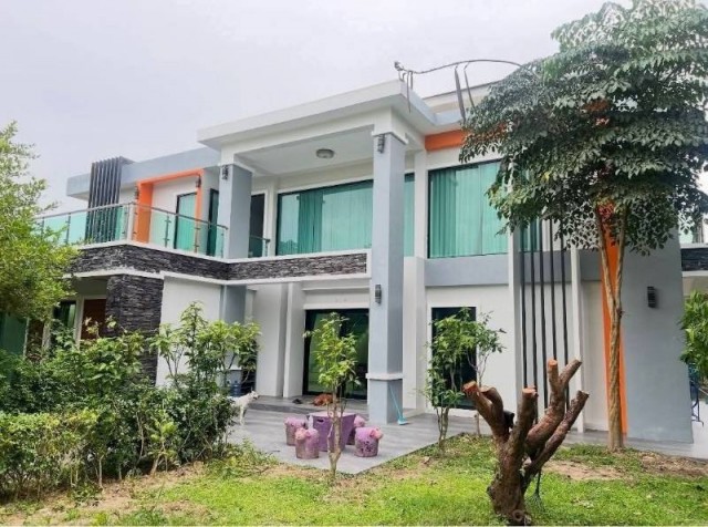 F0162ขายด่วน!.บ้านเดี่ยว2ชั้น สไตล์Modern Luxury พร้อมเฟอร์นิเจอร์ครบครัน บ้านสวยบิ๊วอินทั้งหลังสภาพสวยหรูพร้อมเข้าอยู่ มีออฟฟิสพรัอมเปิดสำนักงานได้เลย บรรยากาศเงียบสงบเหมาะกับการพักผ่อน*พิกัด.ถนนรย.6031 ต.นาตาขวัญ อ.เมือง จะ.ระยอง-เนื้อที่1ไร่309.1ตารางวา-พืันที่ใช้สอย489ตารางเมตร-3ห้องนอน-3ห้องน้ำ-1ห้องครัว-1ห้องรับแขก*สถานที่ใกล้เคียง-ร้านปุ๋ยอินทรีย์บัวพันล้าน-บ้านสวน