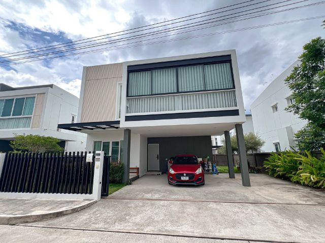 ขาย 7.8 ล้านบาท* ฟรีโอนPalm Ville โชตนา – ข่วงสิงห์บ้านเดี่ยวพร้อมเฟอร์นิเจอร์ครบ วิวดอยสุเทพ ใกล้ศูนย์ราชการ นิมมาน และสนามกอล์ฟลานนา.บ้านสวย อายุบ้านไม่ถึง 2 ปีพร้อมเข้าอยู่ได้ทันทีเห็นวิวดอยสุเทพ บรรยากาศดี เงียบสงบ.รายละเอียดบ้าน• บ้านเดี่ยว 2 ชั้น• เนื้อที่ 58.5 ตร.ว.• พื้นที่ใช้สอย 250 ตร.ม..4 ห้องนอน3 ห้องน้ำ1 ห้องรับแขก1 ครัวไทย (ต่อเติมใหม่)1 ห้องพระจอดรถได้ 2 คัน.จัดส�