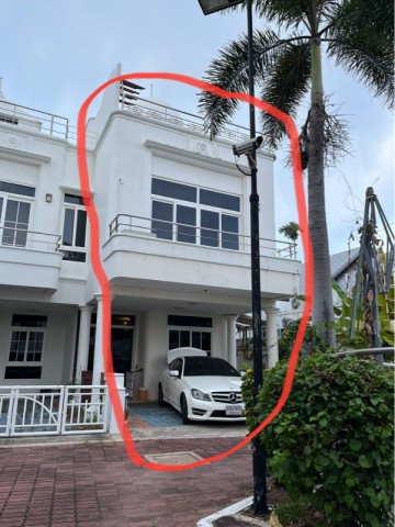 ขายทาวน์เฮ้าส์ 3 ชั้น โครงการ Wongamart Exclusive Place อ.บางละมุง จ.ชลบุรี ที่ตั้ง : ต.นาเกลือ  อ.บางละมุง จ.ชลบุรี พิกัด : https://maps.app.goo.gl/B1RquLcT1pr8aoAr5ขนาดพื้นที่ : 30 ตารางวาขนาดพื้นที่ใช้สอย : 195 ตารางเมตรรายละเอียดทาวน์เฮ้าส์ 3 ชั้น-3 ห้องนอน-3 ห้องน้ำ-ที่จอดรถส่วนตัวจุดเด่น-โครงการส่วนตัว มีเพียง 12 ยูนิตเท่านั้น-บ้านแปลงในสุด มีความเป็นส่วนตัวสูง-มีพื้นที่สวนภายในบ้าน-สระว่ายน้ำส่วนกลางรีโน�