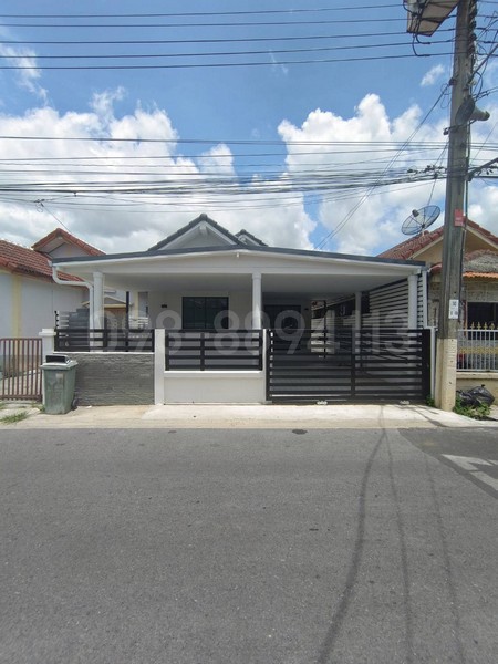 บ้านเดี่ยวชั้นเดียว รีโนเวทใหม่ทั้งหลัง พร้อมเข้าอยู่หมู่บ้านพิบูลทรัพย์ 1 (ซอยเลียบวารี 27) เขตหนองจอก กรุงเทพฯราคาขาย 2.35 ล้านบาท (2,350,000 บาท)----------------------------------------รายละเอียด :* เนื้อที่ 36 ตร.ว.* 3 ห้องนอน / 2 ห้องน้ำ / 1 ห้องอเนกประสงค์ห้องโถงรับแขกกว้างขวาง / 1 ห้องครัวใหญ่* รีโนเวทใหม่ทั้งหลัง พร้อมเข้าอยู่* ต่อเติมครบหน้าบ้านต่อเติมหลังคาโรงจอดรถเรียบร้อย ไม่ต้องทำเพิ่มตกแ