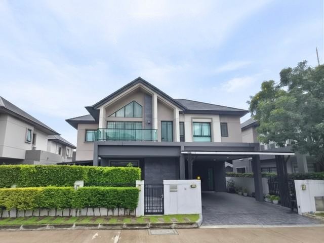 ขายบ้านเดี่ยว ตกแต่งผนังและBuild-inทั้งบ้าน Bangkok Boulevard Ramintra-Serithai2 สไตล์ Luxury Nordic 62.3 ตร.ว. 5ห้องนอน 5ห้องน้ำ ติดถนนเสรีไทย 3นาทีถึงถนนกาญจนาภิเษก -------------------จุดเด่น: หมู่บ้านนี้มีลูกบ้านอาศัยอยู่มากถึง 95% ต้นไม้เยอะ บ้านหันทิศเหนือจึงมีลมเข้าตลอดทำให้บ้านไม่ร้อน สภาพบ้านเหมือนใหม่ ไม่มีทรุด เจ้าของอยู่เองไม่เคยปล่อยเช่าบ้านจึงไม่โทรม บ้านตกแต่งผนังและเฟอร์นิเจอร์บิ้วอินมูล�
