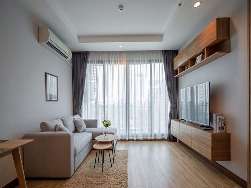 TEL:088-559 5199 คุณเอLine:https://line.me/ti/p/C0eGe0whLXให้เช่า ลัดดาพลัส คอนโด ศรีราชาพร้อมเฟอร์นิเจอร์และเครื่องใช้ไฟฟ้าครบครันค่าเช่า 18,000 บาท / เดือนมัดจำ 2 เดือน - ชำระล่วงหน้า 1 เดือนห้องขนาดใหญ่ 50 ตารางเมตร แบบห้อง Superior1 ห้องนอนพื้นที่ 50 ตารางเมตรชั้น 5 อาคาร B วิวเมืองเฟอร์นิเจอร์และเครื่องใช้ไฟฟ้าครบ* เตียงคิงไซส์ 6 ฟุต พร้อมชุดเครื่องนอน* ตู้เสื้อผ้าบิวท์อินขนาดใหญ่* โซฟาขนาดใหญ่* โต๊ะร�
