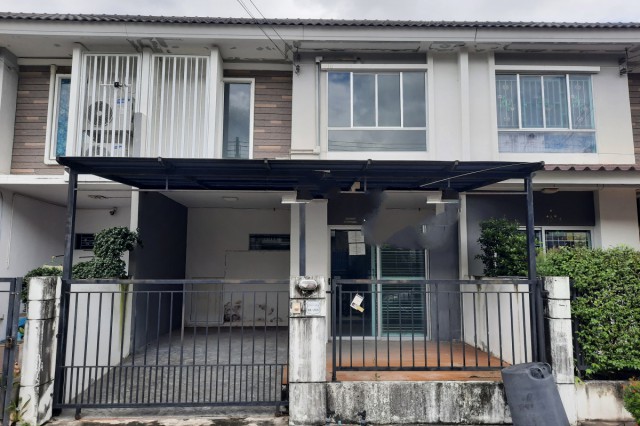 ขาย บ้านเดี่ยว/ทาวน์เฮ้าส์/คอนโด หมู่บ้านพฤกษาวิลล์ 41-1 ติวานนท์-รังสิต  ราคา    1,950,000   บาท  (ราคาต่อรองได้)  รายละเอียดทรัพย์ -  เนื้อที่ 17.5 ตรว.  พื้นที่ใช้สอย 95 ตรม. -  3 ห้องนอน 2 ห้องน้ำ  -  1 ที่จอดรถ  -  บ้านหันไปทางทิศ ตะวันออกเฉียงใต้  พิกัดทรัพย์ : https://maps.app.goo.gl/6tovi9jgBuzhneeD7  สถานที่ใกล้เคียง  - บางกอก กอล์ฟ คลับ- โรงพยาบาลส่งเสริมสุขภาพตำบลบางกะดี ๒- สวนอุตสาหกรรม​บางกะดี- ตลาดฐานเพชรปท