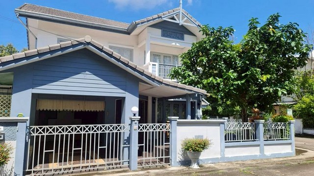 ถูกที่สุดในโครงการ! ขายเพียง 2.5 ล้าน 68 ตรว. #โซนดอยสะเก็ด บ้านเดี่ยว 2 ชั้น | #หลังมุม บ้านสวย พร้อมเข้าอยู่ทันที! บรรยากาศร่มรื่น เงียบสงบ ทำเลดี ติดถนนหลัก เดินทางสะดวกทุกเส้นทาง เนื้อที่ 68 ตร.วา4 ห้องนอน2 ห้องน้ำครัวไทย 1 |  ครัวฝรั่ง 1ห้องซักผ้า 1แอร์ 3 เครื่องเฟอร์นิเจอร์ครบ พร้อมอยู่มีแทงค์น้ำติดตั้งเรียบร้อยสถานที่ใกล้เคียงสวนพฤกษศาสตร์ทวีชลเข้าเมืองเพียง 15 น