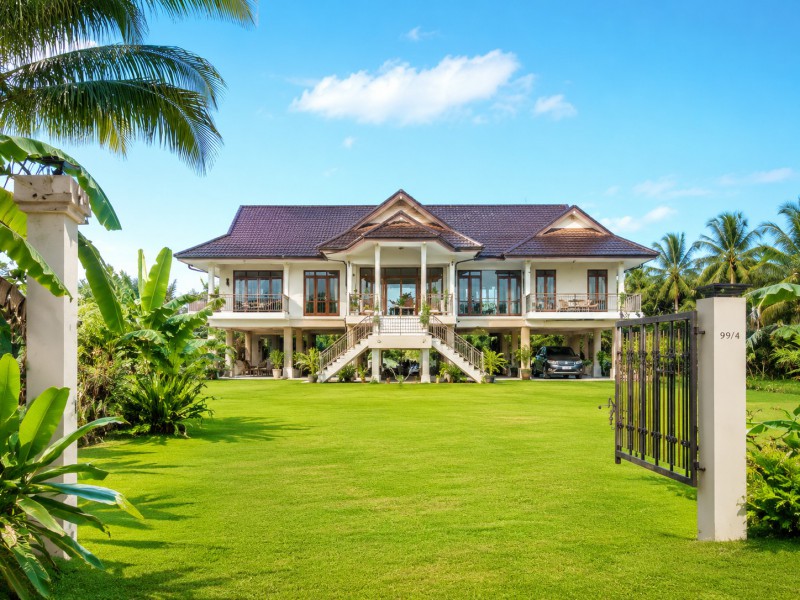 AIRBNB บนที่ดิน 3 ไร่ คฤหาสน์หรู 3นอน 3น้ำ 14,999-19,999B-M วัดเขาศรีวิชัยและโรงเรียนบ้านท่าอิฐ  1 กม.พร้อมพื้นที่ใช้สอย 189 ตร.ม. บางโพธิ์ สุราษฎร์ธานี บรรยากาศร่มรื่น เหมาะสำหรับพักผ่อนและเลี้ยงสัตว์Wat KhaoSriWichai BanThaIt Sch. 1km. AIRBNB  3rai of land Luxury 3beds 14,999-19,999B-M 3bath mansion 189sqm living space BangPho Surat Thani. Tranquil atmosphere ideal for relaxation and keeping pets.ซอยบางโพธิ์ ถนนพันวัง ตำบลบางโพธิ์ อำเภอเมืองสุราษฎร์ธานี จังหวัดสุราษฎร์ธานี 840003 ไร่ พื้นที่ใช้สอย 189 ตร.�