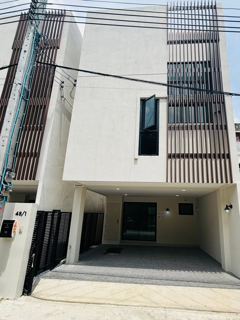 ให้เช่าทาวน์โฮม 3 ชั้นสไตล์โมเดิร์น Oak House สุขุมวิท 101-1 ใกล้ BTS อุดมสุข & True Digital Park*** ราคาเช่า 45,000 บาท/เดือน   ติดต่อ:: ชยา โทร/ID Line:: 0942823961   Link Line:: https://line.me/ti/p/3xFA1An8Kcรหัส# T26-859ทาวน์โฮม 3 ชั้นสไตล์โมเดิร์น Oak House สุขุมวิท 101-1 ใกล้ BTS อุดมสุข & True Digital Park• ที่ดิน 28 ตร.วา • พื้นที่ใช้สอย 151 ตร.ม• 3 ห้องนอน• 3 ห้องน้ำ• 2 ที่จอดรถ• แอร์ครบทุกห้อง• เหมาะสําหรับอยู่อาศัย หรือ Home Office• มีความเป็นส่วนตัวมีเพียง 7 ยูนิต ทำ�