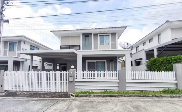ให้เช่าบ้านเดี่ยว2ชั้นศรีราชา ฝั่งสวนเสือ พร้อมเฟอร์นิเจอร์ และ เครื่องใช้ไฟฟ้าครบ หมู่บ้านไลฟอินเดอะกาเด้น  ใกล้นิคมปิ่นทองโทร. 095-196-4242 (คุณจุ๊)Line ID : jll689WhatsApp : wa.me/66951964242FB page : https://www.facebook.com/ChulaluckHomeliving/จุดเด่น ทำเลดีเดินทางสะดวก ใกล้ตลาด ใกล้ปิ่นทอง 1,2,3  รายละเอียด- พื้นที่ 45 ตารางวา - 3 ห้องนอน, 3 ห้องน้ำ 1ห้องครัว- 1 ห้องนั่งเล่น 1 ห้องอเนกประสงค์- จอดรถได้ 2 คันอุปกรณ์และเครื่องใช้ไฟฟ้า- 