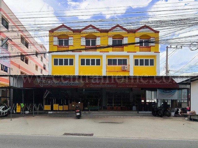 รหัสทรัพย์ : 6779อาคารพาณิชย์ 3.5 ชั้น 4 คูหา บางโฉลง (บางนา-ตราด กม.18)&nbsp;ราคาถูกที่สุดที่ตั้ง :&nbsp;ถนนบางนา-ตราด ตำบลบางโฉลง อำเภอบางพลี จังหวัดสมุทรปราการ 10540รายละเอียดทรัพย์&nbsp;- อาคารพาณิชย์ 3.5 ชั้น 4 คูหา เนื้อที่ 119.3 ตารางวา พื้นที่ใช้สอย 720 ตารางเมตร- 12 ห้องนอน, 12 ห้องน้ำ, 1 ห้องรับแขก, 1 ห้องนั่งเล่น, 1 ห้องทำงาน, 1 ห้องครัว, 6 ที่จอดรถ&nbsp;- พื้นชั้นล่างเป็นพื้นปูน / พื้นชั้นบนเป็นพื�