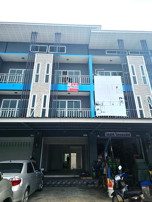 sss461 ขายถูก ตึกแถว อาคารพาณิชย์ 3.5 ชั้น ถนนบ้านเก่า อ.พานทอง ใกล้นิคมอมตะนครที่ตั้ง ถนนบ้านเก่า ต.พานทอง อ.พานทอง (ใกล้นิคมอมตะซิตี้ อุตสาหกรรม)3.5 ชั้น สภาพใหม่ ขนาด 22 ตารางวาพื้นที่ใช้สอย ประมาณ 158 ตารางเมตรที่จอดรถ2 คัน และจอดได้อีกบริเวณหน้าตึก3 ห้อง 1 ชั้นลอย 3ห้องน้ำ  มีปี้มน้ำ แท้งก์น้ำ อายุ 7ปี ืืทำเลดีติดถนนใหญ่ ถนนบ้านเก่า เหมาะสำหรับค้าขาย ใกล้นิคมอุตสาหกรร�
