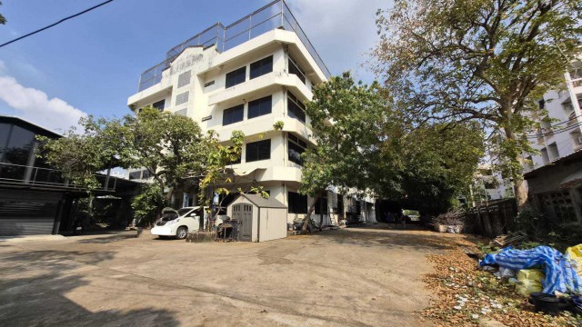 AOM 2898ขายโรงงานพร้อมใบ รง.4 ทำเลทอง เลียบด่วนรามอินทรา-ลาดพร้าว 87   แขวงวังทองหลาง เขตวังทองหลางกรุงเทพมหานคร  1  ห้องนอน   1   ห้องน้ำ   1  ห้องรับแขก   1  ห้องครัว   ที่ดิน   4-1-1710.00 ไร่   ใช้สอย   5,750.00 ตร.ม.ราคา 171,000,000รายละเอียด- ที่ดินขนาด 4 ไร่ 1 งาน (รวม 1,710 ตร.ว.)- ราคาขาย 100,000 บาท/ตร.ว.- ราคารวม 171,000,000 บาท- ค่าโอนกรรมสิทธิ์ 50/50- อาคารสำนักงานด้านหน้า (3 ชั้น)- หน้ากว้าง 25 เมตร- ลึก 20 เมตร- พื้นที่ใช้สอยปร�