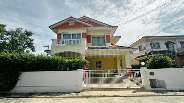 รหัสทรัพย์&nbsp; 7221บ้านเดี่ยว ชัยพฤกษ์ 1 รังสิต คลอง4 ให้เช่าที่ตั้ง : ถนนรังสิต-นครนายก ตำบลบึงยี่โถ อำเภอธัญบุรี จังหวัดปทุมธานี 12130รายละเอียดทรัพย์-&nbsp;พัฒนาโดย บริษัท แลนด์แอนด์เฮ้าส์ จำกัด (มหาชน)- แบบบ้าน2ชั้น ขนาดพื้นที่ 101.5 ตารางวา, พื้นที่ใช้สอย 250 ตารางเมตร&nbsp;- 3 ห้องนอน, 3 ห้องน้ำ, 1 ห้องรับแขก, 1 ห้องครัว, 2 ที่จอดรถ- เครื่องใช้ไฟฟ้าแอร์5เครื่อง,เครื่องทำน้ำอุ่น2เครื่อ�