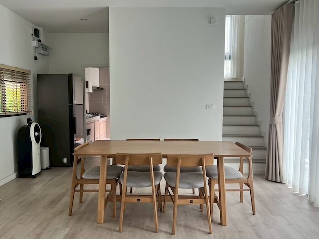 BH4184 ให้เช่าบ้านเดี่ยว สราญสิริ เวสต์เกต บ้านใหญ่ Pet Friendly ใกล้ MRT คลองบางไผ่ติดต่อ Agent คุณบัว (Bua)Tel: 093-646-4597&nbsp;LINE ID: Bua093ค่าเช่า 30,000 บาท/เดือนเลี้ยงสัตว์ได้ เพิ่ม 5,000 บาท/เดือนยินดีรับชาวต่างชาติ เหมาะสำหรับครอบครัวรายละเอียดบ้านพื้นที่ใช้สอย 184 ตร.ม.4 ห้องนอน3 ห้องน้ำ1 ห้องรับแขกขนาดใหญ่1 ห้องเก็บของจอดรถ 2 คันจุดเด่นบ้านเดี่ยวพื้นที่กว้างบรรยากาศสงบ เป็นส่วนตัวเลี้ยงสัตว์ได้เ