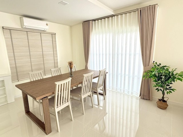 BH4185 ให้เช่าบ้านเดี่ยว Villagio ศรีนครินทร์ - บางนา 3 บ้านใหม่พร้อมอยู่ ใกล้ Mega Bangnaติดต่อ Agent คุณบัว (Bua)Tel: 093-646-4597&nbsp;LINE ID: Bua093ค่าเช่า 69,000 บาท/เดือนรวมค่าส่วนกลางและอินเทอร์เน็ตบ้านเดี่ยว 2 ชั้น พร้อมเฟอร์นิเจอร์และเครื่องใช้ไฟฟ้าครบพื้นที่ใช้สอย 160 ตร.ม.4 ห้องนอน3 ห้องน้ำจอดรถ 2 คันเฟอร์นิเจอร์ครบ พร้อมเข้าอยู่โซฟาโต๊ะทานอาหารเตียงนอนและตู้เสื้อผ้าครัวบิวท์อินเตาอบขนาดใหญ่ไมโค