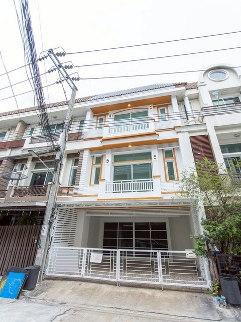 ขายทาวน์โฮม 3 ชั้น 270 ตร.ม. หมู่บ้านพรีเมียม เพลส เกษตรนวมินทร์2 มัยลาภ รีโนเวทใหม่ทั้งหลัง*** ราคาพิเศษเพียง 5.59 ล้านบาท ติดต่อ:: ชยา โทร/ID Line:: 0942823961   Link Line:: https://line.me/ti/p/3xFA1An8Kcรหัส# T26-864 ทาวน์โฮม 3 ชั้น หมู่บ้านพรีเมียม เพลส2 เกษตรนวมินทร์ 2 มัยลาภ รีโนเวทใหม่ทั้งหลัง• เนื้อที่ 22.3 ตร.วา• พื้นที่ใช้สอยกว่า 270 ตร.ม.• 3 ห้องนอน• 4 ห้องน้ำ • 1 ครัว 1 โถง 1 แฟมิลี่รูม • 2 ที่จอดรถ• โลเคชั่นดีมากเข้าออก�