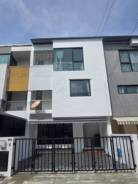 ให้เช่าทาวน์โฮม 3 ชั้น 182 ตรม. โครงการสารินวิซ แบริ่ง 22 สุขุมวิท 107รีโนเวทใหม่ ใกล้ BTS แบริ่ง **จดทะเบียนบริษัทได้*** ราคาเช่า 33,000 บาท/เดือน  ติดต่อ:: ชยา โทร/ID Line:: 0942823961   Link Line:: https://line.me/ti/p/3xFA1An8Kcรหัส# T26-693 ทาวน์โฮม 3 ชั้น หมู่บ้านสารินวิซ สุขุมวิท 107 แบริ่ง 22 ใกล้ BTS แบริ่ง • ขนาด 20 ตรว. • พื้นที่ใช้สอย 182 ตรม. • 3 ห้องนอน พร้อมห้องน้ำในตัว• 4 ห้องน้ำ • 1 ห้องอเนกประสงค์ (กั้นเป็นห้องนอน / ห้องทำงานได้