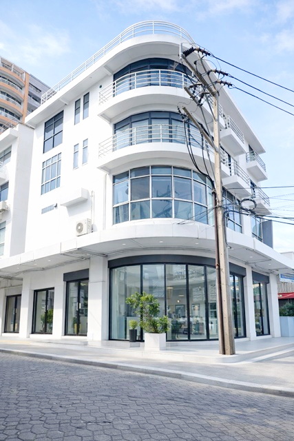 โชว์รูม อาคารพาณิชย์ 4.5ชั้น 2คูหาห้องมุมใกตลาดเอี่ยมสมบัติ 299ม.  MRTศรีนุช 349ม. และ30ตร.ว. 490 ตร.ม.พร้อมดาดฟ้า 6นอน 4 น้ำ 59-69,999 B-M.  ทำเลติดถนนอ่อนนุช เหมาะทำธุรกิจ คลินิก คาเฟ่ ออฟฟิศ โฮสเทล หรืออยู่อาศัย โรงพยาบาล และสถานศึกษา  เดินทางสะดวก เชื่อมถนนหลักหลายสาย ใกล้ Airport Rail Link Eiamsombat Market 299m. 4.5-story Showrooms commercial building MRT Srinuch 349m. 2corner units  30sq.wa. 490sq.m. plus rooftop 6bed 4 bath 59-69,999 B-M.  Prime location on Onnut Road suitable for business clinic cafe office hostel or residence near  hospitals schools and Airport Rail