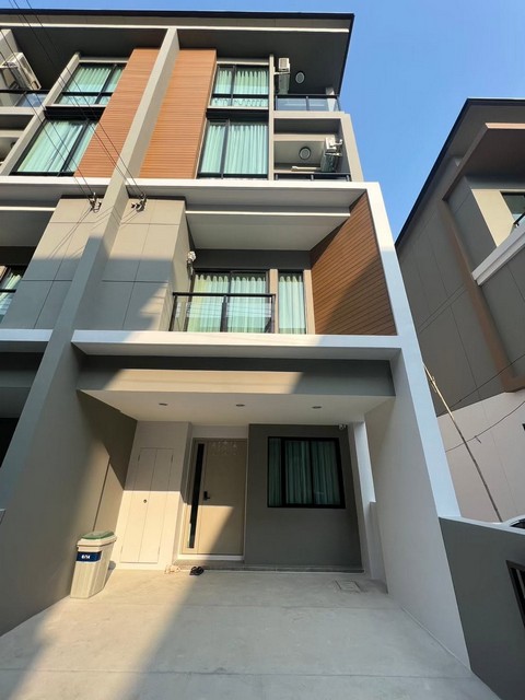ให้เช่าทาวน์โฮม 3 ชั้น หลังมุม 205 ตร.ม. 4 ห้องนอน โครงการ Premium Place พหลโยธิน-รามอินทรา ใกล้ Big C สะพานใหม่ ใกล้ทางด่วน ใกล้รถไฟฟ้าสายสีเขียว*** ราคาเช่า 43,000 บาท/เดือน บุคคลธรรมดา*** ราคาเช่า 45,000 บาท/เดือน นิติบุคคล ติดต่อ::  ชยา โทร/ID Line:: 0942823961   Link Line:: https://line.me/ti/p/3xFA1An8Kcรหัส # T26-821 ทาวน์โฮม 3 ชั้นหลังมุม โครงการ Premium Place พหลโยธิน-รามอินทรา ใกล้ Big C สะพานใหม่ • ที่ดิน 22.30 ตรว. • พื้นที่ใช้สอย: 205 ตร.ม. • 4 ห้องนอน•