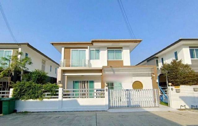 ให้เช่าบ้านเดี่ยว 2 ชั้น บ่อวิน ใกล้ รร.มารีวิทย์ , โรบินสันโทร. 095-196-4242 (คุณจุ๊)Line ID : jll689WhatsApp : wa.me/66951964242FB page : https://www.facebook.com/ChulaluckHomeliving/ที่ตั้ง หมู่บ้านเลควัลเล่ย์บ่อวิน รายละเอียด- พื้นที่ 49.9 ตารางวา (บ้าน) Type B - 4 ห้องนอน 3 ห้องน้ำ- 1 ห้องนั่งเล่น  1ห้องครัวเฟอร์นิเจอร์และเครื่องใช้ไฟฟ้าในบ้าน1. เครื่องซักผ้า2. ตู้เย็น3. ชุดโต๊ะทานข้าว4. ชุดโซฟา5. ชั้นวางทีวี6. เตียงนอน ตู้7. แอร์ 5เครื่อง8. เครื่อง�