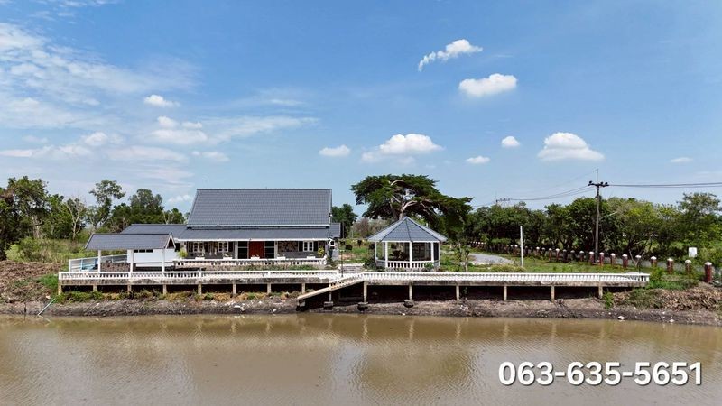 สนใจมาเที่ยวชมโทร ติดต่อ นกได้หลายช่องทางนะคะโทร. 061-494-9665โทร. 063-635-5651 (เบอร์นี้ไลน์เต็มค่ะ)ไลน์ไอดี : @nyland789(ไลน์คลิ๊กแล้วทักมาได้เลยค่ะ) https://lin.ee/R8sP0rj____________________________ลดกระหน่ำ 12.5 ล้านเหลือเพียง 10.5 ล้านบ้านสวนสไตล์รีสอร์ทติดคลองขนาด 3 ไร่โฉนดครุฑแดง(ราคาดีมากค่ะ ที่เปล่าในโครงการนี้ขายอยู่ตรว.ละ 10,000++)รูปที่สวยเป็นสี่เหลี่ยม- ด้านข้างตาดถนนลาดยางประมาณ 90 เมตร - ด้านหน้าติดถนนหิน