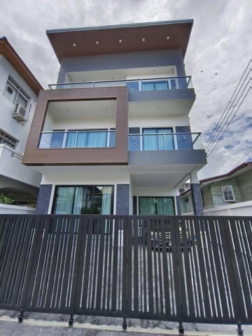 ขาย - ให้เช่าบ้านเดี่ยว 3 ชั้น สร้างใหม่ 330 ตรม. 4 ห้องนอน สุขุมวิท 65 เอกมัย ใกล้ BTS เอกมัยติดต่อ:: ชยา โทร/ID Line:: 0942823961Link Line:: https://line.me/ti/p/3xFA1An8Kcรหัส# T26-753บ้านเดี่ยว 3 ชั้นสร้างใหม่ สุขุมวิท 65 เอกมัย ใกล้ BTS เอกมัย• เนื้อที่ 50 ตรว.• พื้นที่ใช้สอย 330 ตรม.• 4 ห้องนอน• 5 ห้องน้ำ• 1 ห้องรับแขก, 1 ห้องโถงใหญ่, 2 ห้องนั่งเล่น, 1 ห้องครัว,• จอดรถได้ 2 คัน• เฟอร์นิเจอร์ครบ• แอร์ 9 เครื่อง (ติดตั้งทุกห้อง)• เครื่อ