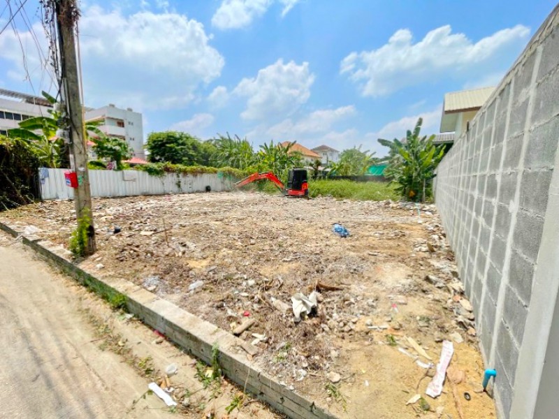 ให้เช่าที่ดินเปล่า 106ตร.ว. 424 ตรม. ถมแล้ว!สามัคคี59-65 ประชาชื่น-แจ้งวัฒนะ  ใกล้ตลาดสมบูรณ์ทรัพย์ 700 ม.เมืองทองธานี 24-28,999 บาท-เดือน  เหมาะสำหรับพาณิชยกรรม สำนักงาน ร้านอาหาร หรือธุรกิจบริการ ในย่าน รายล้อมด้วยชุมชนขนาดใหญ่ ใกล้รร.นานาชาติกรุงเทพ 1.4 กม.โรงพยาบาล และแหล่งไลฟ์สไตล์ เดินทางสะดวก เชื่อมต่อถนนหลัก และรถไฟฟ้าได้รวดเร็วnear SomboonSap Market 700m. MuangThongThani.Filled land for rent Samakkee 59-65 Prachachuen-Chaengwattana