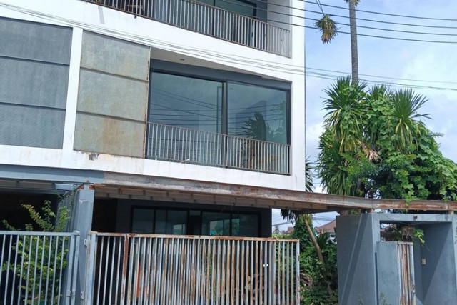 ขาย บ้านเดี่ยว/ทาวน์เฮ้าส์/คอนโด หมู่บ้านสมาร์ท ไพรเวซี่  ถนน/ซอย ตำบลวัดประดู่ อำเภอเมืองสุราษฎร์ธานี จังหวัดสุราษฎร์ธานี  ราคา    3,100,000   บาท  (ราคาต่อรองได้)  รายละเอียดทรัพย์ -  เนื้อที่ 42.0 ตารางวา พื้นที่ใช้สอย 235.85 ตร.ม. -  3 ห้องนอน 2 ห้องน้ำ  -  1 ที่จอดรถ  -  บ้านหันไปทางทิศ ตะวันออกเฉียงเหนือ  พิกัดทรัพย์ : https://maps.app.goo.gl/tUiFD44zpLXT5yHu9  สถานที่ใกล้เคียง  - วิทยาลัยพยาบาลบรมราชชนนี สุราษ�