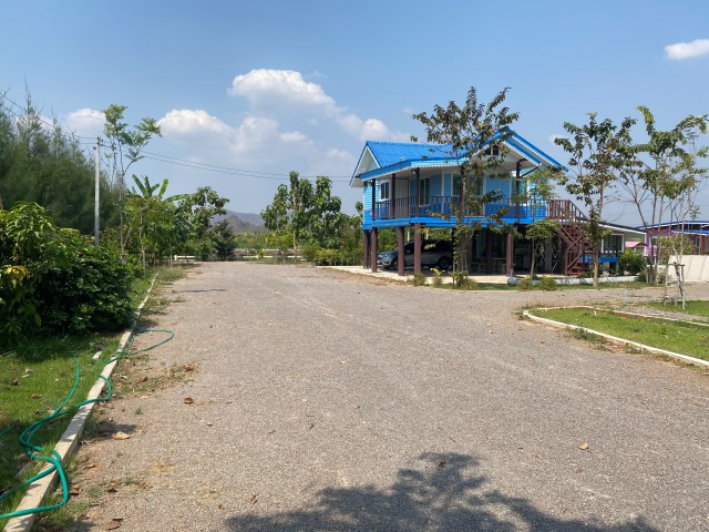 ขายที่ดินพร้อมสิ่งปลูกสร้าง 1ไร่ ทำเลดี อำเภอโพธาราม จังหวัดราชบุรีที่ตั้ง : ตำบลหนองกวาง อำเภอโพธาราม จังหวัดราชบุรีพิกัด : https://maps.app.goo.gl/DqRRLryJ7iNWXX729ขนาดเนื้อที่ : 1 ไร่รายละเอียดบ้านพร้อมที่ดิน สภาพดี พร้อมเข้าอยู่อาศัยพื้นที่กว้างขวาง บรรยากาศเงียบสงบ เหมาะแก่การพักผ่อน-3 ห้องนอน-2 ห้องน้ำ-1 ห้องครัว-1 ระเบียงจุดเด่น-บ้านพร้อมที่ดินขนาด 1 ไร่ คุ้มค่าในราคาจับต้องได�