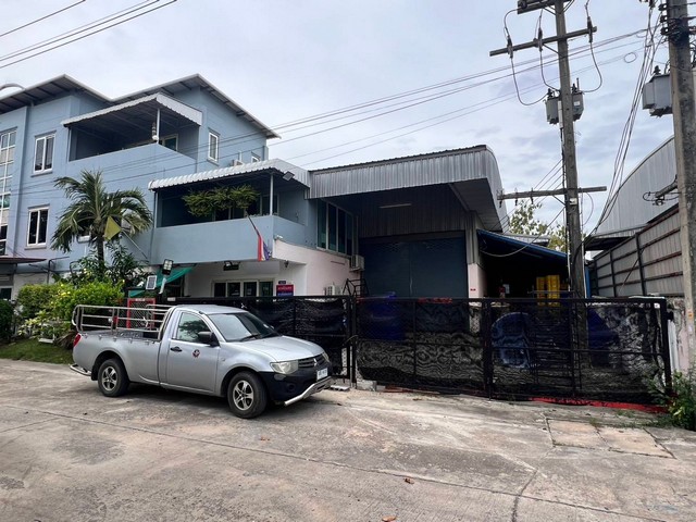 ขายโรงงานพื้นที่ใช้สอย 570 ตรม. ลำลูกกา ปทุมธานีรหัสทรัพย์: FS232(กรุณาใช้รหัสนี้ในการสอบถาม FS232)เนื้อที่ทั้งหมด 204 ตารางวาโกดังขนาด 400 ตรม. สูง 6 เมตรออฟฟิศ 3 ชั้นขนาด 170 ตรม.ห้องพักคนงาน 3 ห้องไฟฟ้า 3 เฟส หม้อแปลง 50 KVAพิกัด : ต.บึงคำพร้อย อ.ลำลูกกา จ.ปทุมธานีราคาขาย 14,000,000 บาทTel: 062-6284052 (Thai)Line ID: 0626284052Tel: 085-1498866 (Chinese, English)Line ID: 0851498866Wechat: zhou20171188Facebook Fanpage: JLT Real Estate ซื้อ/ขาย/เช่า โรงงาน บ้าน ที่ดิน อสังหาริมทรัพย์ทุก�