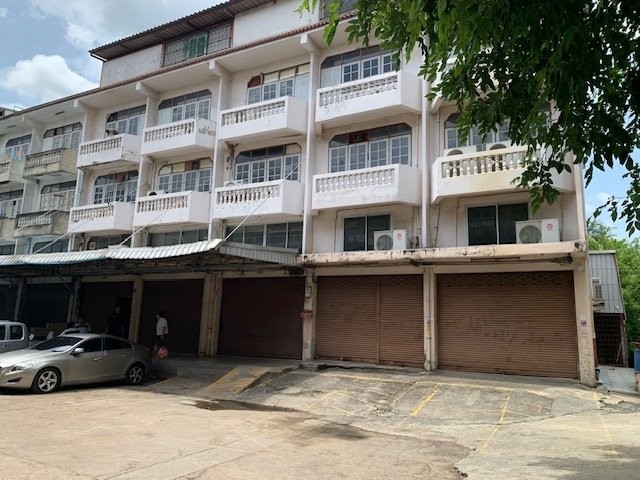 RPJ621ให้เช่าอาคารสำนักงาน  5 คูหา 4 ชั้น มีดาดฟ้า  มี รง.4 สำหรับทำโรงงานเครื่องประดับ  หมู่บ้านสุนทร5 ถ.บางบอน3 ใกล้แนวรถไฟฟ้าสายสีน้ำเงิน (MRT บางซื่อ-หัวลำโพง-ท่าพระ-พุทธมณฑลสาย 4)เนื้อที่  160 ตร.ว.  ห้องน้ำ 20 ห้อง แอร์ 25 เครื่อง    สามารถจอดรถยนต์ได้ 7-8 คัน ติดต่อAgent : คุณเจี๊ยบ 092-851-6969ID Line :Keti2522ราคาเช่า  49,000บาท/เดือน  ค่าประกัน 3 เดือนซอย หมู่บ้านสุนทร 5 แขวง หนองแขม เขต หนองแขม กรุงเทพมห�