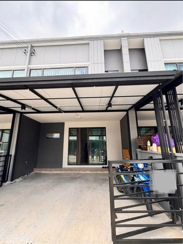 svs346 ให้เช่า ทาวน์โฮม 2 ชั้น พร้อมอยู่ หมู่บ้านพลีโน่ศรีนครินทร์ - เทพารักษ์ เดินทางสะดวก ที่ตั้ง ซอยมังกร ต.แพรกษา อ.เมือง สมุทรปราการ *เลี้ยงสัตว์ได้สัญญาเช่า 1 ปี  ประกัน 2 เดือน  ล่วงหน้า 1 เดือน ขนาด:  18.9 ตร.วา 2 ห้องนอน 2 ห้องน้ำ 1 ห้องแต่งตัว แอร์ 3 เครื่อง ต่อเติมกันสาดหน้าบ้าน  แถมเฟอร์นิเจอร์ ตกแต่งเรียบร้อย พร้อมอยู่!Smart TV  เครื่องใช้ไฟฟ้าครบชุด:  ตู้เย็น   เตาแก๊ส  ไมโ�