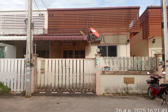 ขาย บ้านเดี่ยว/ทาวน์เฮ้าส์/คอนโด โครงการร่วมใจมีสุข  ราคา    1,450,000   บาท  (ราคาต่อรองได้)  รายละเอียดทรัพย์ -  เนื้อที่ 21.5 ตร.ว. พื้นที่ใช้สอย 71.0 ตร.ม. -  2 ห้องนอน 1 ห้องน้ำ 1 ที่จอดรถ -  1 ที่จอดรถ  -  บ้านหันไปทางทิศ ตะวันตกเฉียงเหนือ  พิกัดทรัพย์ :https://maps.app.goo.gl/JgEh6a26MpQeiMmu6  สถานที่ใกล้เคียง  - มินิบิ๊กซีโรงโป๊ะ-ตะเคียนเตี้ย- ตลาดโรงโป๊ะ- โรงเรียนอนุบาลบางละมุง- วัดประชุมคงคา- โรงพยาบาลสัตว์ศ