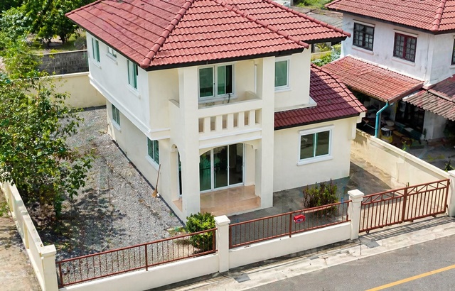 บ้านเดี่ยว 2 ชั้น รีโนเวทใหม่ ให้เช่า ใกล้ ม.รังสิต 3.3 กม. | แยกบางพูน 1.5 กม. | ทางด่วนบางพูน 1.6 กม.สนามกอล์ฟเมืองเอก  2.7 กม. ม.รังสิต 3.3 กม.  บ้านเดี่ยว 2 ชั้นโปร่ง  3 นอน 2 น้ำ แยกบางพูน 1.5 กม. 35 ตร.ว. 140 ตร.ม. ค่าเช่า 13,498บาท/เดือน (ต่อรองได้)รายละเอียดทรัพย์บ้านเดี่ยว 2 ชั้นเนื้อที่ 35 ตร.ว.พื้นที่ใช้สอย 140 ตร.ม.3 ห้องนอน 2 ห้องน้ำจอดรถ 1 คันรีโนเวทใหม่ทั้งหลังจุดเด่นพื้นกระเบื้องแกรนิตโต้ขนา