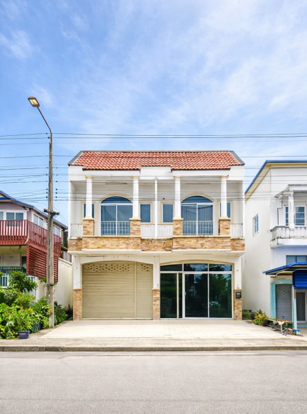 อาคารพาณิชย์ 2 ชั้น แม่น้ำโขง 1.5 กม. 2นอน 2น้ำ แม็คโคร หนองคาย 1.2 กม.ใกล้โรงแรมฮ็อป อินน์ หนองคาย 350 ม.   6,999-7,999บาท ต่อเดือน ใกล้สำนักงานเทศบาลเมืองหนองคาย 700 ม. 144 ตร.ม.  4ม. ลึก 18 ม. เหมาะสำหรับอยู่อาศัย เปิดร้านค้า สำนักงาน และธุรกิจค้าขายไทย–ลาวMakro NongKhai 1.2km. Mekong River 1.5km. 2Beds 2Baths 2-Storey Commercial Building 6,999-7,999 baht per month Near HOP INN Nong Khai 350 m Near Nong Khai Municipality Office 700 m Usable Area 144 Sq.m. Building Width 4 m Depth 18 m  City Centre Suitable for Residence Retail Shop Office and Thailand–Laos Trading Businessตำบลในเมือง อำ�
