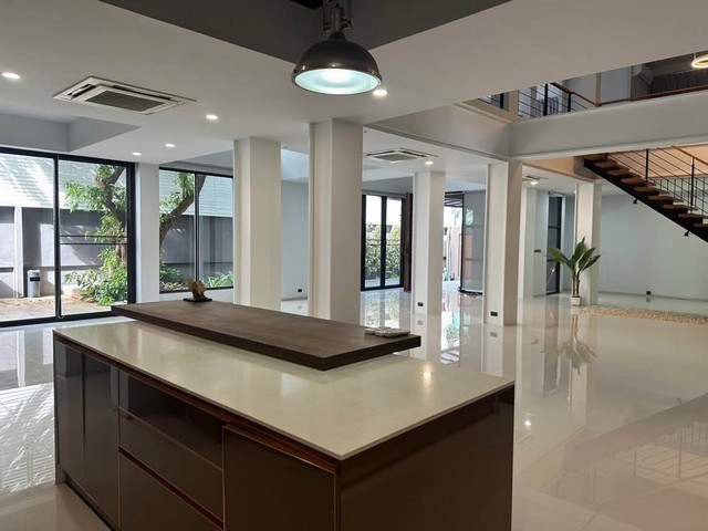 AHT483ขายบ้านเดี่ยว3ชั้น  พร้อมสระว่ายน้ำส่วนตัว สุขุมวิท 71 เดินทางสะดวกใกล้ ทองหล่อ เอกมัย และพระราม 9 ใกล้ BTS พระโขนง  ใกล้ St. Andrews International School และ Bangkok Prep International Schoolเนื้อที่ 102 ตารางวา  พื้นที่ใช้สอย 700 ตารางเมตร  5 ห้องนอน 6 ห้องน้ำสนใจ ติดต่อ : คุณเจี๊ยบ 092-851-6969Line : keti2522ราคาขาย 49,000,000 บาท ค่าโอนคนละครึ่ง ถ. สุขุมวิท 71 แขวงคลองตันเหนือ เขตวัฒนา กรุงเทพมหานคร 10110ขายบ้านเดี่ยวหรูพร้อมสระว่ายน้ำ�