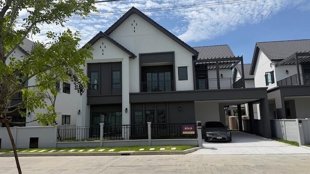 บ้านเดี่ยวให้เช่าและขาย CENTRO Bangna Phase 2 ใกล้ Mega Bangnaติดต่อ Agent คุณบัว (Bua)Tel: 093-646-4597 LINE ID: Bua093ราคาเช่า 120,000 บาท/เดือนราคาขาย 19.99 ล้านบาทบ้านเดี่ยวหรูสไตล์ English Modern Cottageขนาด 73.4 ตร.ว.พื้นที่ใช้สอย 303 ตร.ม.4 ห้องนอน 5 ห้องน้ำจอดรถได้ 5 คันบ้านเปล่า พร้อมสวนส่วนตัวทำเลศักยภาพMega Bangna 1 กม.IKEA Bangna 1 กม.Concordian International School 900 เมตรD-PREP International School 1 กม.Central Bangna 8.4 กม.Central Village 15 กม.สิ่งอำนวยความสะดวกครบClubhouseSwimming PoolFitnessCo-Working SpaceKid Roomสวนส่วนกลางCCTVSecurity 24 �