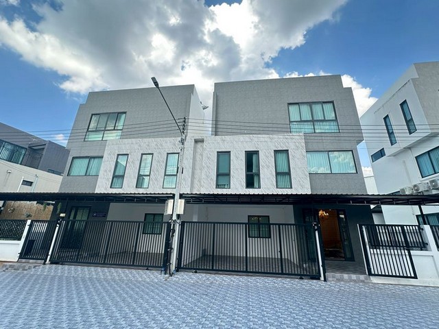 ???????? Pool Villa สุดหรู พร้อมสระว่ายน้ำส่วนตัว ทำเลใกล้อมตะนคร ชลบุรี ????????✨ บ้านสวย ดีไซน์ทันสมัย สไตล์ Luxury Living✨ เหมาะสำหรับอยู่อาศัย หรือซื้อเพื่อลงทุนปล่อยเช่า✨ ทำเลศักยภาพ ต.หนองไม้แดง อ.เมืองชลบุรี???? ว่างเพียง 2 หลังเท่านั้น! ???????? ราคาเช่า✅ พักอาศัย 35,000 บาท/เดือน✅ จดทะเบียนบริษัท 40,000 บาท/เดือน???? มัดจำ 2 เดือน + ล่วงหน้า 1 เดือน???? สัญญาขั้นต่ำ 1 ปี❤️‍???? ราคาขาย 9.5 ล้านบาท ❤️‍???????? ค่�