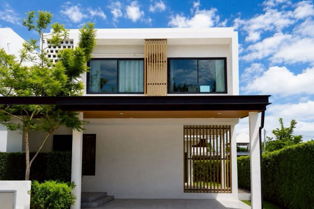 ให้เช่า 32,000 บาท/เดือน #โซนหางดง บ้านเดี่ยว 2 ชั้น สไตล์ #Modern #Japanese #ใกล้นานาชาติลานนา บ้านสวยบรรยากาศอบอุ่น #เฟอร์นิเจอร์และเครื่องใช้ไฟฟ้าครบ เหมาะสำหรับครอบครัวที่ต้องการความสงบ ความเป็นส่วนตัว และเดินทางสะดวกใกล้โรงเรียนนานาชาติรายละเอียดบ้านพื้นที่ใช้สอย 220 ตร.ม.เนื้อที่ดิน 300 ตร.ม.3 ห้องนอน3 ห้องน้ำ1 ห้องรับแขก1 ห้องครัวที่จอดรถ 2 คันหน้าบ้านหันทางทิศตะวันออก