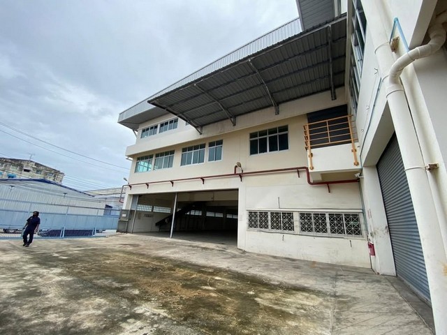 เช่าโกดังสำนักงาน โรงงาน/โกดังพร้อมสำนักงาน โซนพระประแดง สมุทรปราการ รหัส TTR 2905พื้นที่สีม่วง ขอใบอนุญาตโรงงานได้เดินทางสะดวก ใกล้ตัวเมืองและแหล่งที่พักอาศัยโกดังพร้อมสำนักงาน 3 ชั้น พื้นที่: สีม่วง (สามารถยื่นขอ รง4 ได้) สัญญาขั้นต่ำ 1 ปีรายละเอียดขนาดที่ดิน: 560 ตรว.พื้นที่ใช้สอย: 4,326 ตรม.ขนาดอาคาร: 36x36 เมตรห้องน้ำชั้น1: 5 ห้องห้องน้ำชั้น2: 11 ห้องห้องน้ำชั้น3: 11 ห้องระบ
