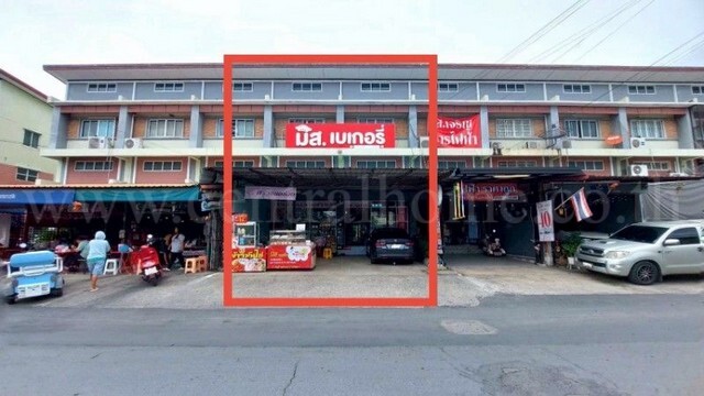 รหัสทรัพย์&nbsp; 7052อาคารพาณิชย์ 2.5 ชั้น 2 คูหา บัวทองธานี บางบัวทอง ราคาถูกที่ตั้ง : หมู่บ้านบัวทองธานี เฟส 15 ตำบลบางบัวทอง อำเภอบางบัวทอง จังหวัดนนทบุรี 11110รายละเอียดทรัพย์&nbsp;- อาคารพาณิชย์ 2.5 ชั้น 2 คูหา ขนาดพื้นที่คูหาละ&nbsp; 21 ตารางวา พื้นที่ใช้สอย 84 ตารางเมตร&nbsp;- คูหาละ 2 ห้องนอน, 2 ห้องน้ำ, 1 ที่จอดรถ- แอร์ 2 เครื่อง- สภาพดีพร้อมอยู่- ทำเลดี เดินทางสะดวก- หน้าบ้านหันทิศตะวันต�
