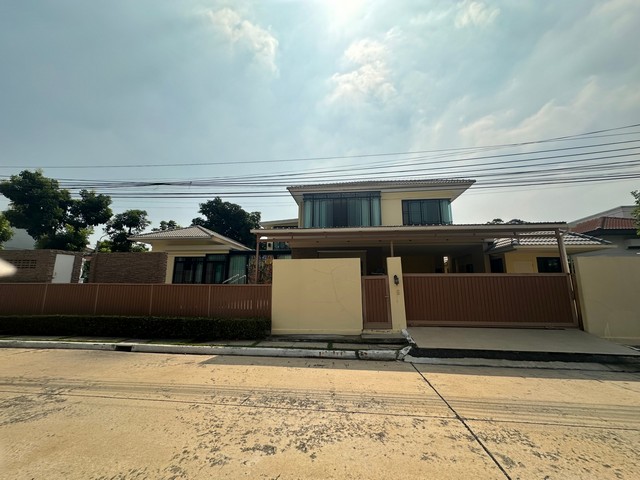 บ้านเดี่ยว 2 ชั้น พื้นที่ 129.9 ตร.ว. 260 ตร.ม. 3 ห้องนอน / 4 ห้องน้ำ ตกแต่งหรูหรา พื้นหินอ่อนทั้งหลัง พร้อมสิ่งอำนวยความสะดวกมากมายรายละเอียดรหัสประกาศ : OM18598ราคา : 9,350,000 บาท (ลดจาก 13,900,000 บาท)ที่ตั้ง : หมู่บ้านมัณฑนา พระราม2-เทียนทะเล ถ.บางขุนเทียน แขวงท่าข้าม เขตบางขุนเทียน กรุงเทพมหานคร 10150=======================จุดเด่น:- สภาพดี สวยมาก พร้อมเข้าอยู่- ต่อเติมบ้านด้านข้าง ด้วยวัสดุอย่างดี- ของแ�
