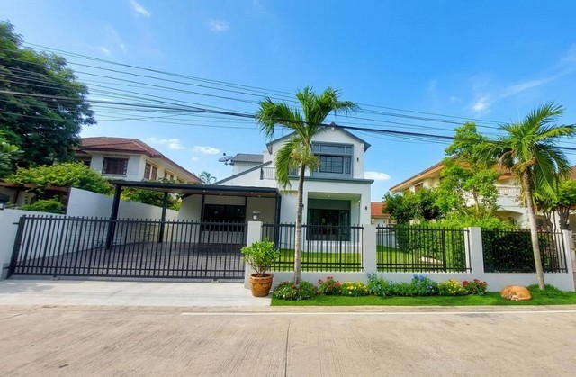 บ้านรีโนเวทใหม่ แบรนด์ L&H โครงการ ลดาวัลย์ ปิ่นเกล้า พื้นที่กว้างขวาง เนื้อที่ 117 ตร.ว. พื้นที่ใช้สอยจุใจถึง 348.37 ตร.ม. ตอบโจทย์ครอบครัวใหญ่ได้อย่างลงตัวฟังก์ชันครบ 4 ห้องนอน 4 ห้องน้ำ รองรับทุกสมาชิกในครอบครัว พร้อมที่จอดรถส่วนตัวถึง 4 คันทำเลทอง ติดถนนบรมราชชนนี เดินทางสะดวกเชื่อมต่อทุกเส้นทาง ใกล้มหาวิทยาลัยมหิดล และเซ็นทรัลศาลายามั่นใจกว่าด้วยงานระบบร�