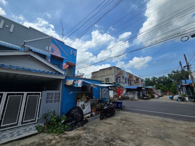LIST.  LFL 2118 ขาย ทาวน์เฮ้าส์ ม. แสงตะวัน คลอง 11 ถ. รังสิต – นครนายกธัญบุรี ปทุมธานีรายละเอียด– ทาวน์เฮ้าส์หัวมุม ขนาด 16 ตรว. 94 ตรม.– มี 2 นอน 2 น้ำ– บ้านเลขที่ 66/326  ทิศเหนือ– เหมาะทำร้านค้าสถานที่ใกล้เคียง– โลตัส โกเฟรช รังสิตคลอง 11– ตลาดรวยทรัพย์– โรงพยาบาลมหาวชิรลงกรณ์ธํญบุรี– วิทยาลัยเทคนิคธัญบุรี– วัดอัยยิการาม***** ขายเพียง 800,000 บาท *****สนใจสอบถามเพิ่มเติมนัดล่วงหน้าได้ที่